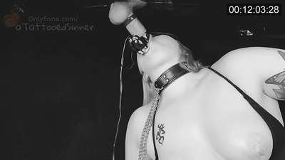 ग्लोरीहोलमा सिद्ध स्तनको साथ सुन्दर केटी